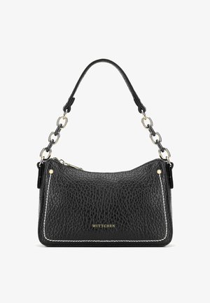 Černá kožená kabelka s texturedním povrchem, řetízkem a koženým popruhem, zlatým logem a kontrastním prošitím po švech. Zamykání na zip.