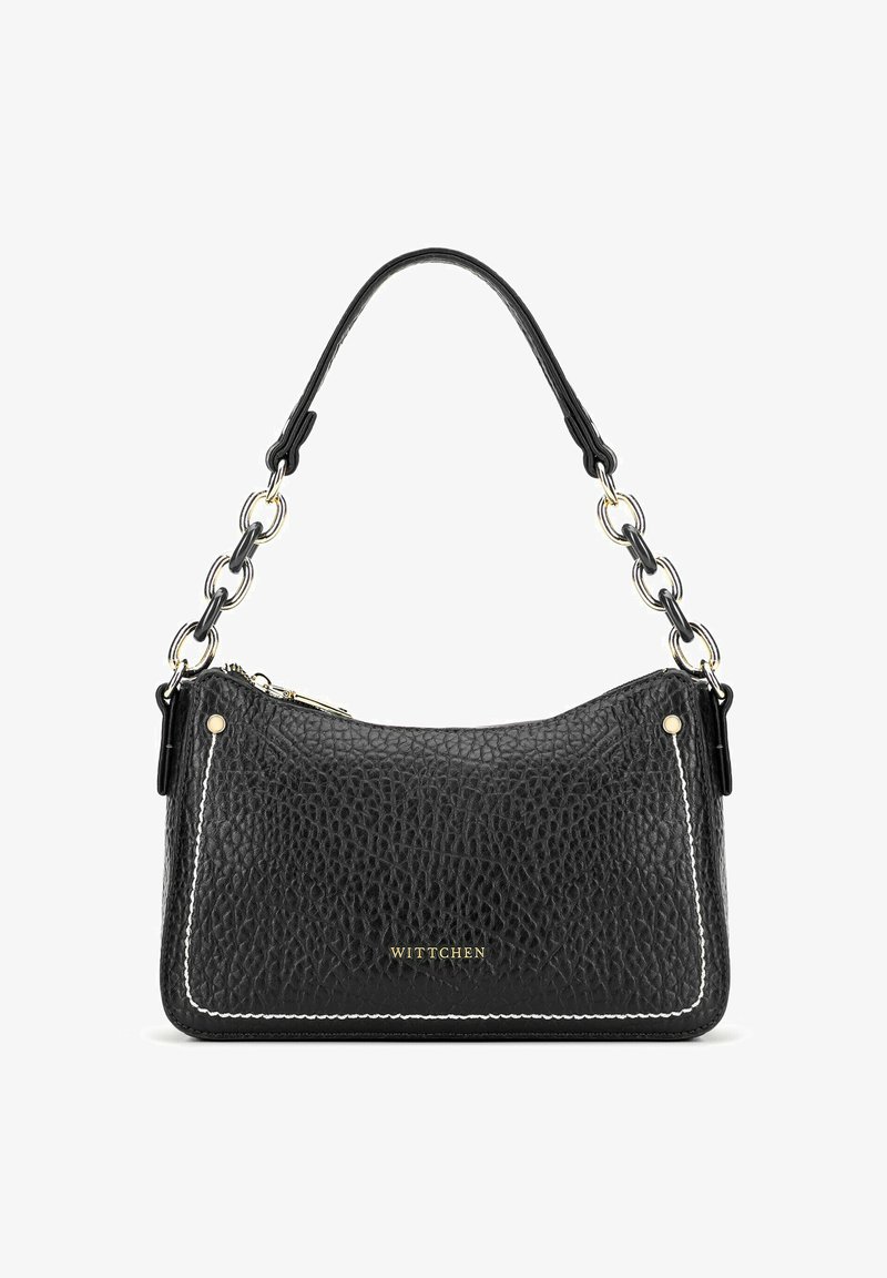 Zwarte leren handtas met een gestructureerde afwerking, ketting- en leren schouderband, gouden logo en contrasterende stiksels langs de naden. Ritssluiting.