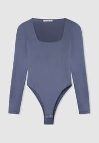 Body z długim rękawem wykonane z miękkiego, elastycznego materiału. Posiada okrągły dekolt oraz zapięcie na napy na dole. Kolor: stonowany niebieski.