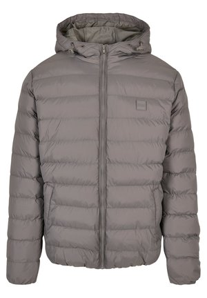 Grå pufferjakke med hætte, horisontalt quiltet design, front lynlås lukning, to sidelommer og et lille logo-patch på brystet.