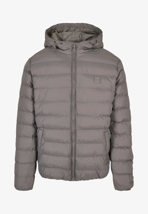 Grå puffjakke med hette, horisontalt quiltet design, frontlslipp, to sidelommer og et lite logopatch på brystet.