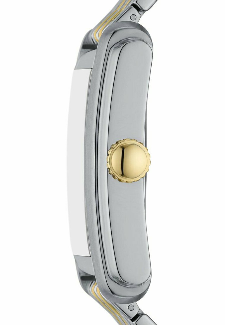 Caja de reloj plateada y delgada con una corona dorada redonda en el lateral, conectada a una pulsera de eslabones metálicos con acentos dorados.