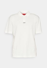 Polo de manga corta blanco hecho de algodón. Presenta un collar clásico, tapeta de tres botones y el logo negro "HUGO" en el pecho.