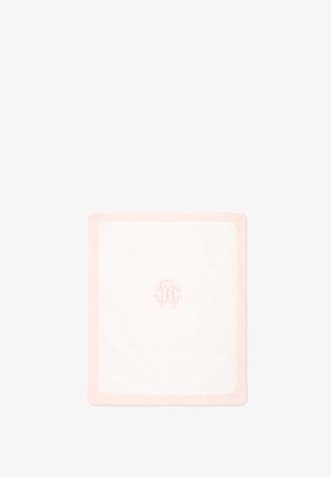 Morbida copertina bianca per neonato con bordo rosa pallido e delicato monogramma ricamato rosa al centro.