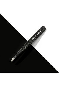 Pinces à épiler Tweezerman à bout angulé et pailleté en noir, positionnées en diagonale sur un fond contrastant noir et blanc.