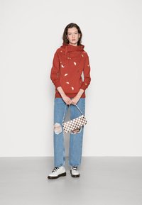 ONLY ONLJALENE HOOD - Sweatshirt com capuz - chili oilgold feathers