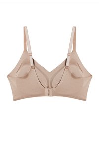 Beige trådløs bh med en glat tekstur, V-hals design, justerbare stropper og en hægteslås på ryggen.