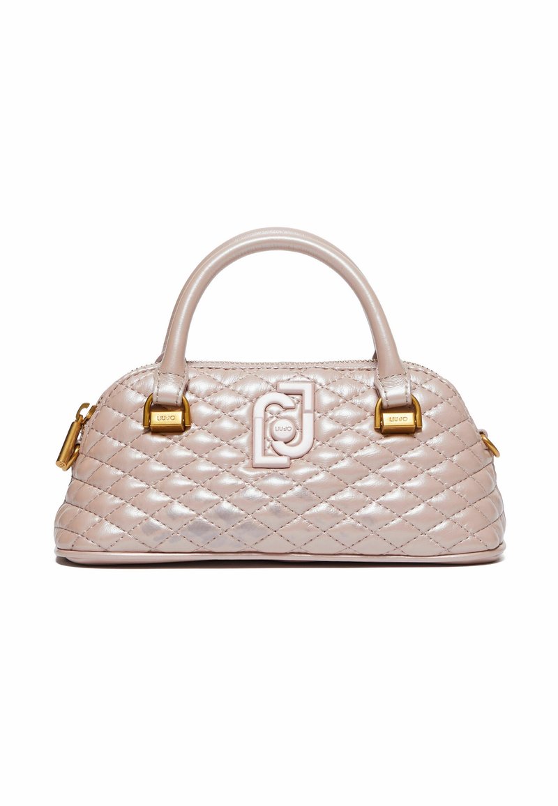 Petit sac matelassé rose pâle avec poignées arrondies en haut, ferrures dorées et logo embossé au centre devant.