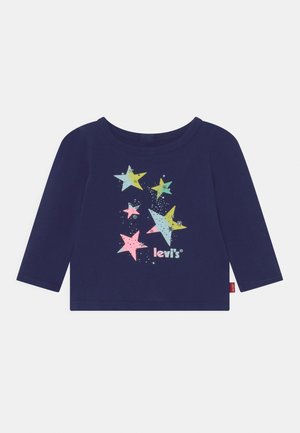 Marineblå langærmet børneskjorte med farverige stjernedesign og Levi's-logo foran, vist på en hvid baggrund.