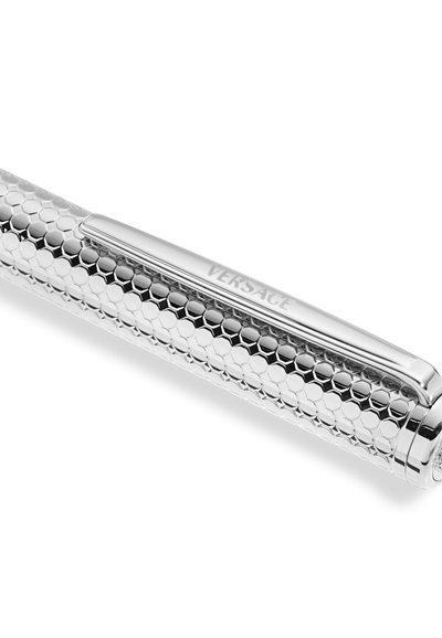 Stříbrná kulová propiska s texturovaným vzorem včelího plástu, s lesklou sponou a vyrytým názvem značky. Elegantní a cylindrický design.