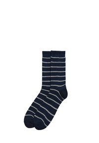 Calcetines azul marino con rayas horizontales grises, confeccionados en tejido suave, presentan un puño acanalado y una textura lisa.