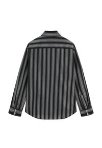Chemise noire à manches longues avec rayures blanches verticales et horizontales, poignets boutonnés, vue de dos sur fond blanc.