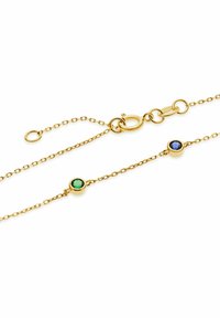 Guldkedja armband med två cirkulära ädelstenar, en grön och en blå, utrustad med en kräftklämma och justerbar längd.
