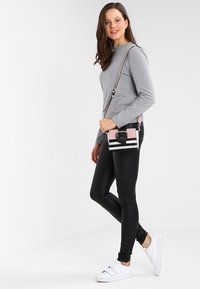 Guess TORI MINI CROSSBODY FLAP - Torba na ramię