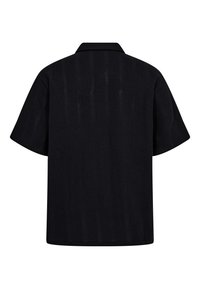 Camicia nera a maniche corte con colletto, in tessuto testurizzato e un sottile motivo a righe. Orlo dritto e vestibilità rilassata. Vista posteriore mostrata.