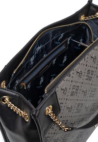 Svart och grå tote-väska med en kombination av slät läder och mönstrad tyg. Guldig kedjeaccent och flera inre fack.