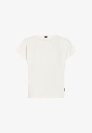 Hvid tekstureret top med korte ærmer kombineret med leopardmønstrede shorts. Modellen bærer sorte klipklapper med leoparddetaljer.