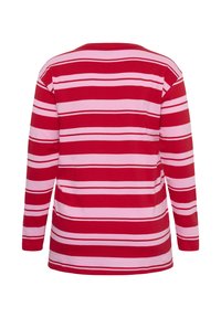 Długi rękaw topu z czerwonymi i różowymi poziomymi paskami, okrągłym dekoltem i luźnym krojem. Wykonany z miękkiego, elastycznego materiału.