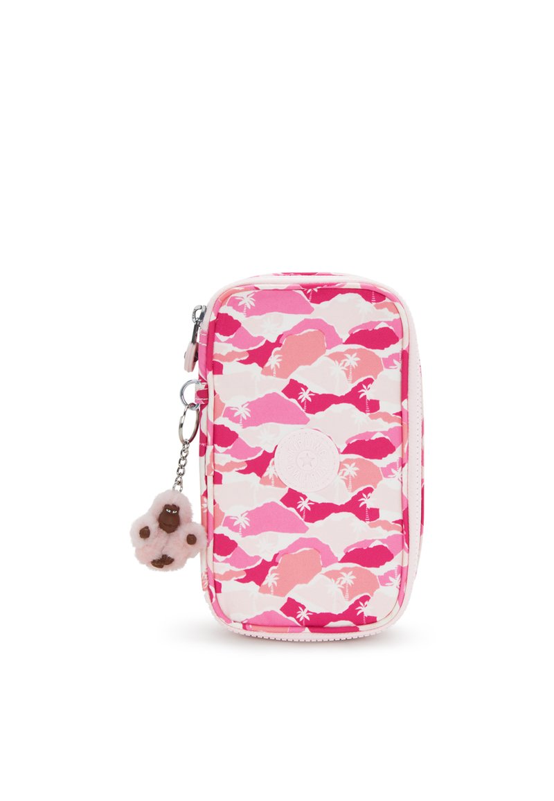 Astuccio rosa con zip caratterizzato da un motivo tropicale di montagne e palme, con un charm a forma di scimmietta pelosa attaccato alla zip.