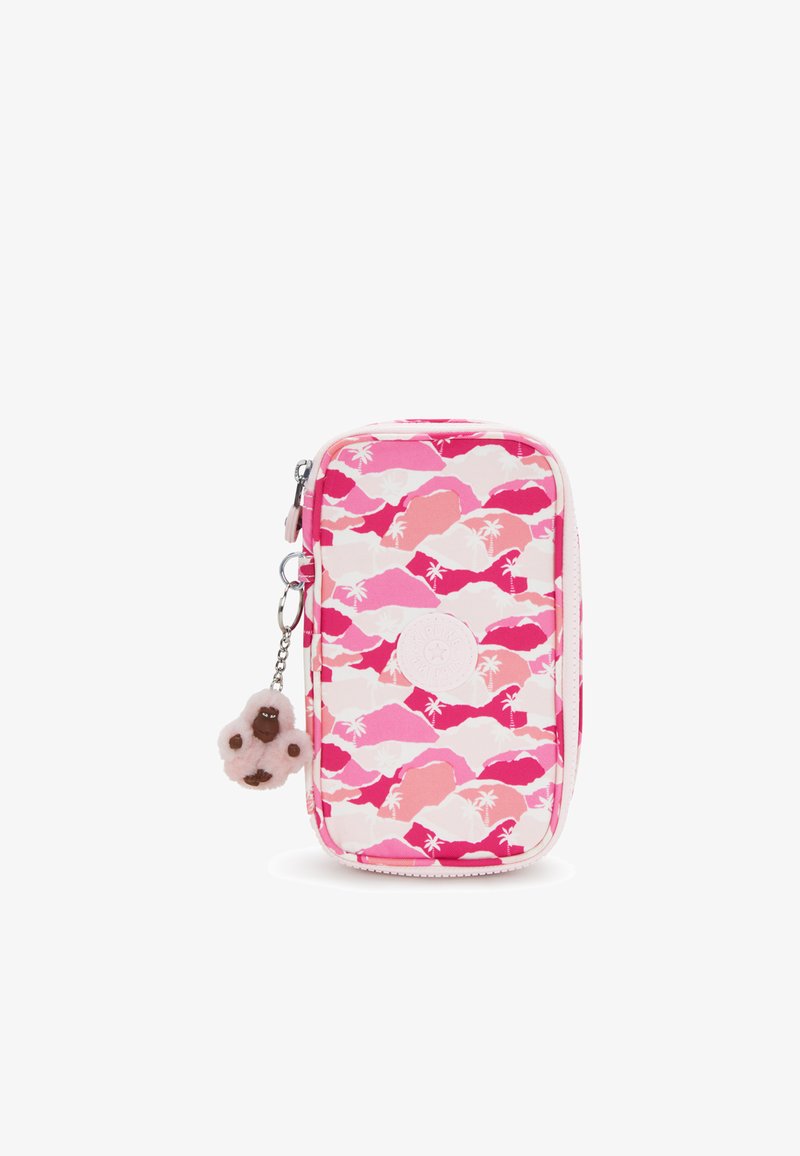 Astuccio rosa con zip caratterizzato da un motivo tropicale di montagne e palme, con un charm a forma di scimmietta pelosa attaccato alla zip.