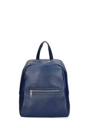 Sac à dos en cuir bleu avec une surface texturée, une poignée supérieure, une fermeture à glissière principale et une poche zippée à l'avant. Design compact et structuré.