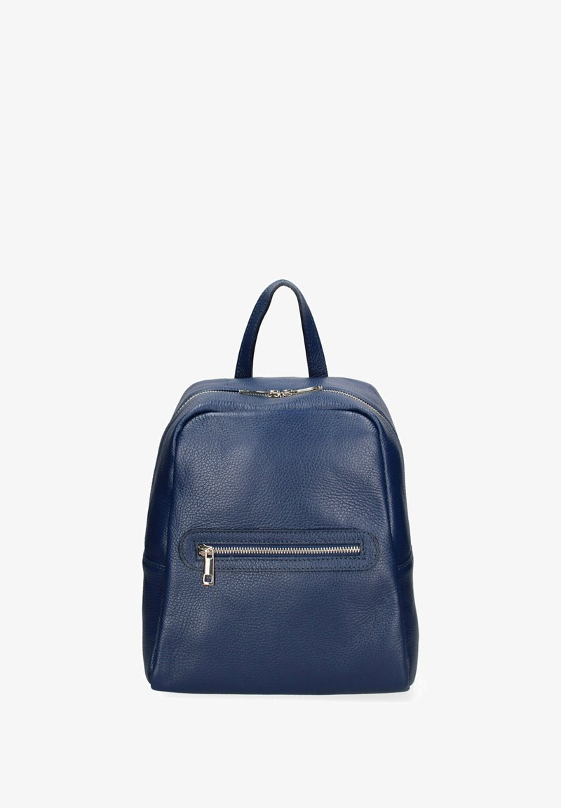 Sac à dos en cuir bleu avec une surface texturée, une poignée supérieure, une fermeture à glissière principale et une poche zippée à l'avant. Design compact et structuré.