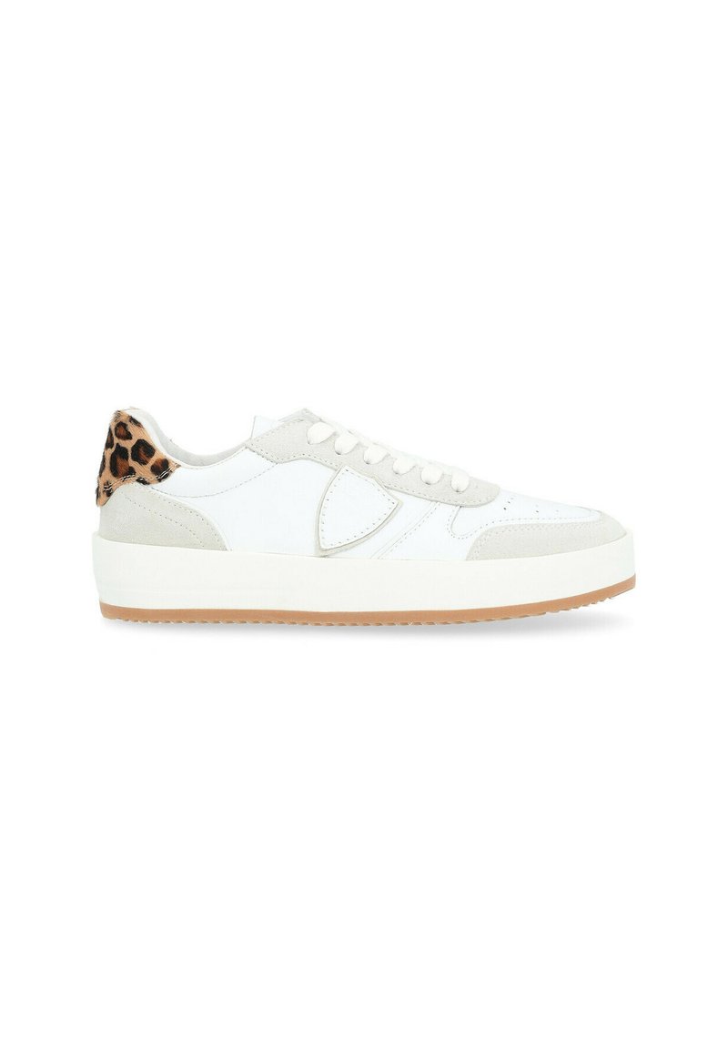 Sneaker bianco con dettagli in suede grigio e un inserto a stampa leopardo sul tallone. Presenta una punta rotonda, design con lacci e una suola bianca spessa.