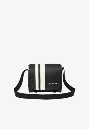 Borsa a tracolla nera con strisce bianche, tracolla regolabile, chiusura a pattina e logo. Realizzata in materiale durevole con una texture liscia.