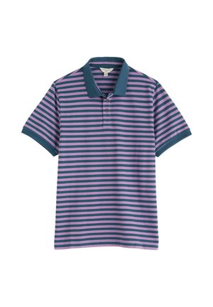 Polo da uomo a maniche corte con righe orizzontali in verde smeraldo scuro e rosa, con colletto e bordi delle maniche in verde smeraldo scuro.