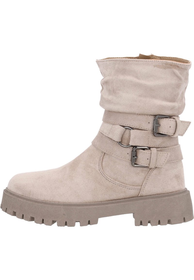 Bottines beiges avec une tige froncée, deux sangles ajustables avec boucles en métal argenté et une semelle épaisse et texturée. Fabriquées en matériau doux semblable à du daim.
