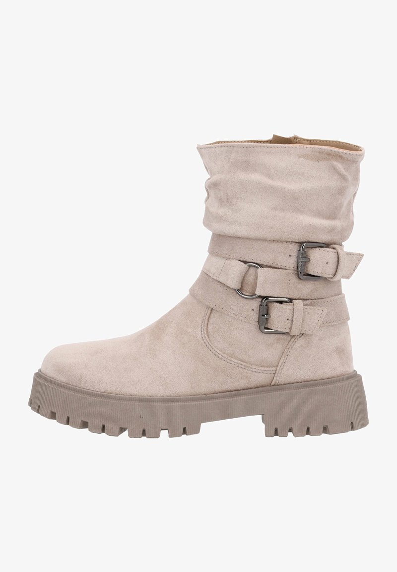 Bottines beiges avec une tige froncée, deux sangles ajustables avec boucles en métal argenté et une semelle épaisse et texturée. Fabriquées en matériau doux semblable à du daim.