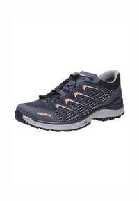 Herenatletiekschoen met een bovenwerk van mesh in marineblauw en grijs, heeft oranje accenten en een veterloos ontwerp voor gemakkelijk aan- en uittrekken.