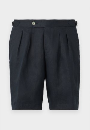 Zwarte, op maat gemaakte shorts met plooien aan de voorkant, een knoopsluiting en verstelbare zijgespen op een effen achtergrond.