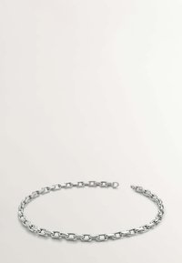 Pulsera de cadena de plata con eslabones ovalados entrelazados, con una superficie lisa y pulida y un cierre de gancho sencillo.