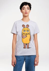 Graues Baumwoll-T-Shirt mit einem Cartoontier, das einen orangefarbenen Körper, braune Arme und Ohren hat, auf der Vorderseite bedruckt. Mit kurzen Ärmeln und rundem Ausschnitt.