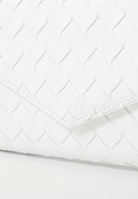 Weiße gewobene Leder-Clutch mit einem strukturierten Diamantmuster, präzisen Nähten und einem eleganten, eckigen Klappenverschluss.