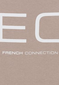 Beige stof met grote witte tekst "ECO" en "FRENCH CONNECTION" in een modern lettertype; gladde textuur met een lichte rek.