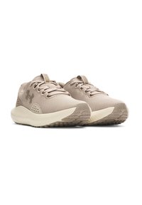Ein Paar beige Mesh-Sportschuhe mit gepolsterten weißen Sohlen, Schnürdesign und einem Markenlogo an der Seite.