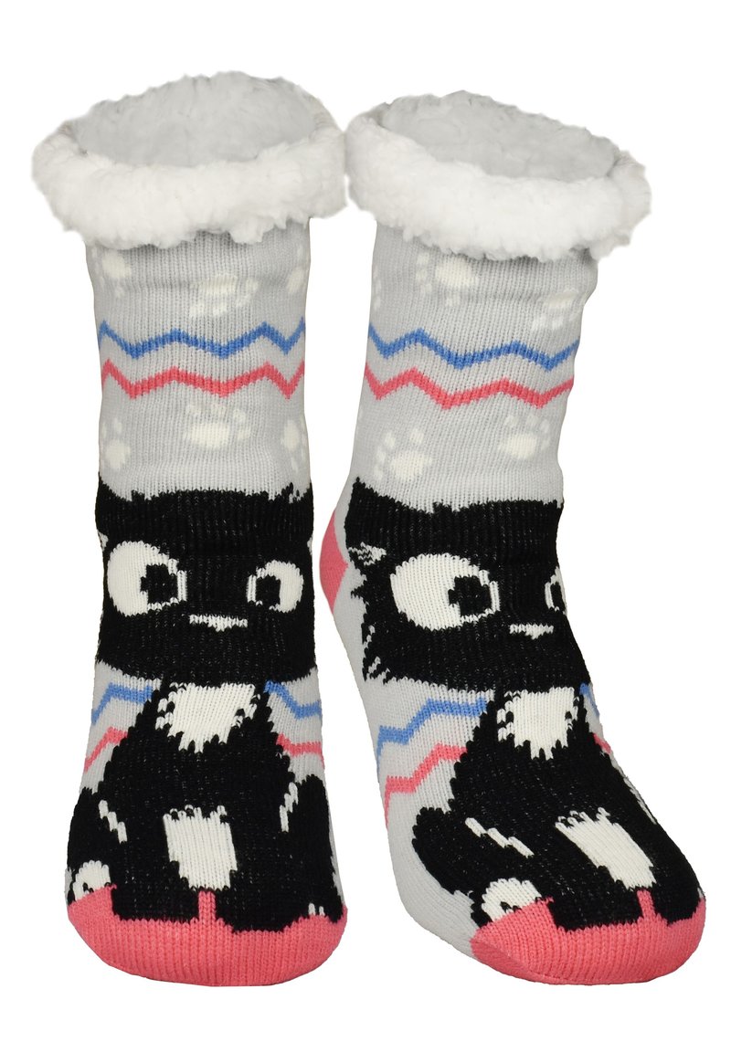 Due calzini grigi con un polsino bianco soffice, decorati con un design di un gatto nero, accentuati da strisce zigzag blu e rosa e impronte di zampe.