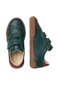 Chaussures en cuir vert avec des brides Velcro, dotées d'une semelle en caoutchouc marron. Inclut des accents rouges et des détails cousus sur le dessus.