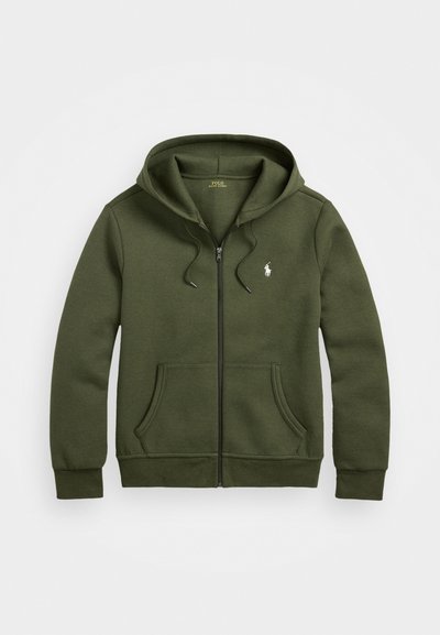 Olivnozelena zip-up kapuca, izdelana iz mehkega blaga, z kenguru žepom, kapuco na vrvico in majhnim logotipom na prsih.