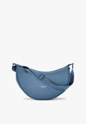 Borsa a spalla in tessuto blu con una forma curva a mezzaluna. Presenta una tracolla regolabile e una chiusura con zip semplice. Logo esposto sul davanti.