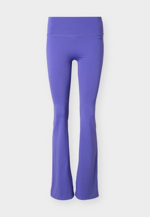 Violetas augsta vidukļa izplūdušas legingi ar gludu apdari, izstrādāti elastībai un ērtībai.