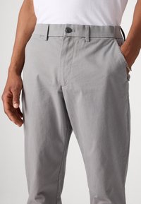 GAP SLIM PERFORMANCE STRETCH - Pantaloni chino - pilot grey