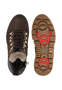 Braune Wildleder-Wanderschuhe mit goldenen Ösen und Schnürsenkeln, ausgestattet mit einem flauschigen Kragen, gummierter Sohle mit roten Akzenten und einem strukturierten Profil.