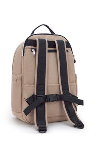 Beiger Rucksack mit schwarzen Trägern, ausgestattet mit einem Reißverschluss am oberen Teil, Außentaschen und einer abgerundeten Form. Strukturierter Stoff mit verstärkten Nähten.