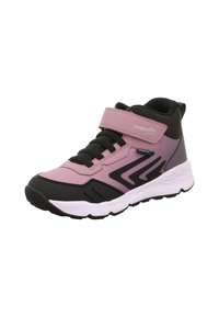 Růžová a černá atletická bota s texturovaným svrškem, nastavitelným páskem, silnou podešví a designem s cik-cak vzorem. Zaoblená špička a polstrovaný límec.