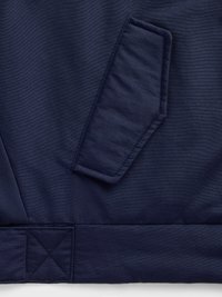 Μπλε σκουρόχρωμο μπουφάν με επένδυση, με διαγώνια τσέπη στο αριστερό μέρος, ραμμένες λεπτομέρειες στο τελείωμα και λεία υφή υφάσματος.