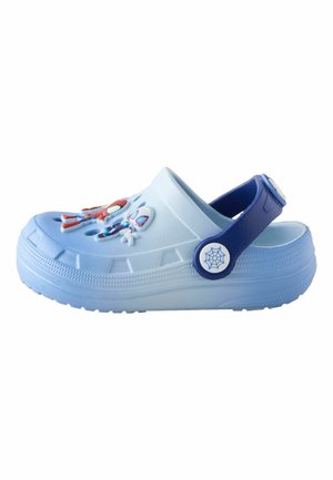 Hellblauer Kinderclog mit dunkelblauem verstellbarem Riemen, verziert mit Spider-Man- und Spinnennetz-Designs auf dem oberen Teil und dem Riemenknopf.