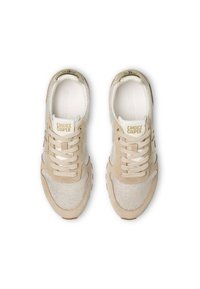 Sneaker beige con tomaia in rete e suede, punta tonda, pannello laterale testurizzato e lacci beige. Dettaglio del logo dorato sulla linguetta.